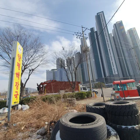 지역별 안내 - 북한산 자락 주택 마당의 대형 소나무를 크레인으로 절단·수거한 현장입니다.